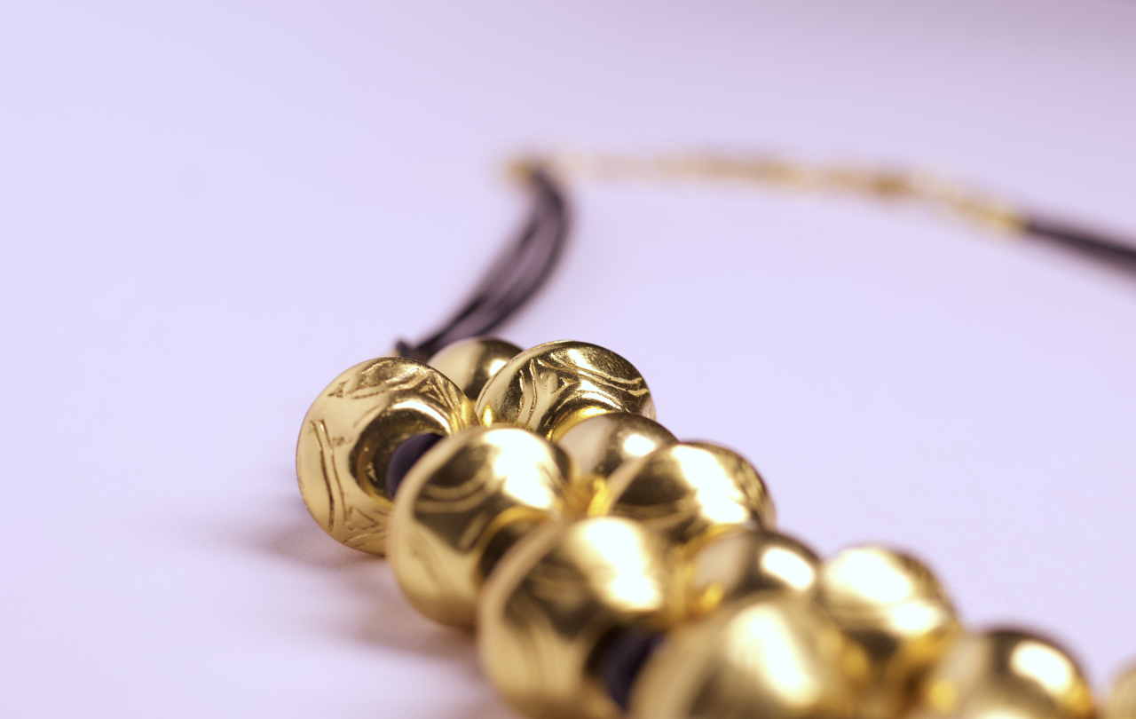 Collar bolas de cuero