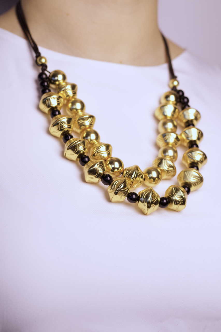 Collar bolas de cuero