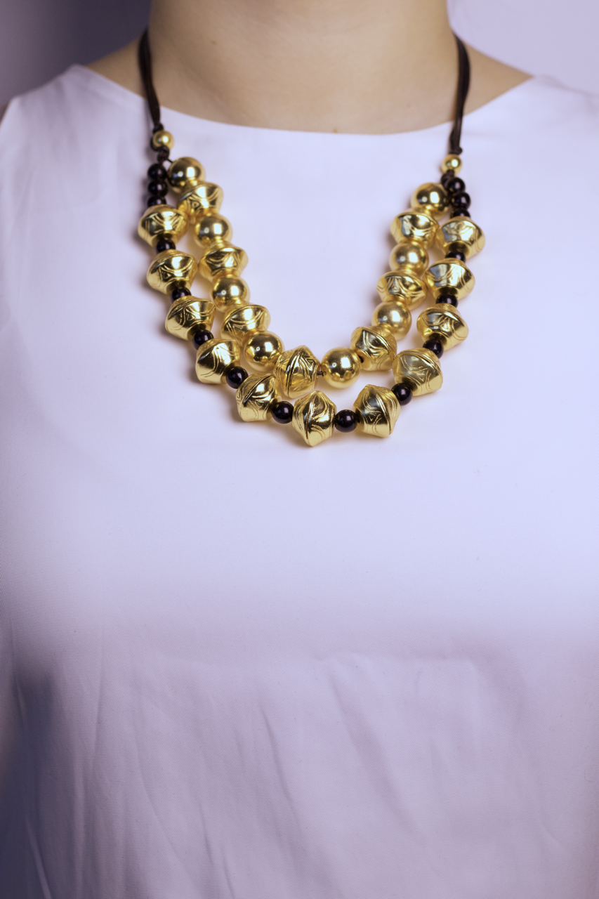 Collar bolas de cuero